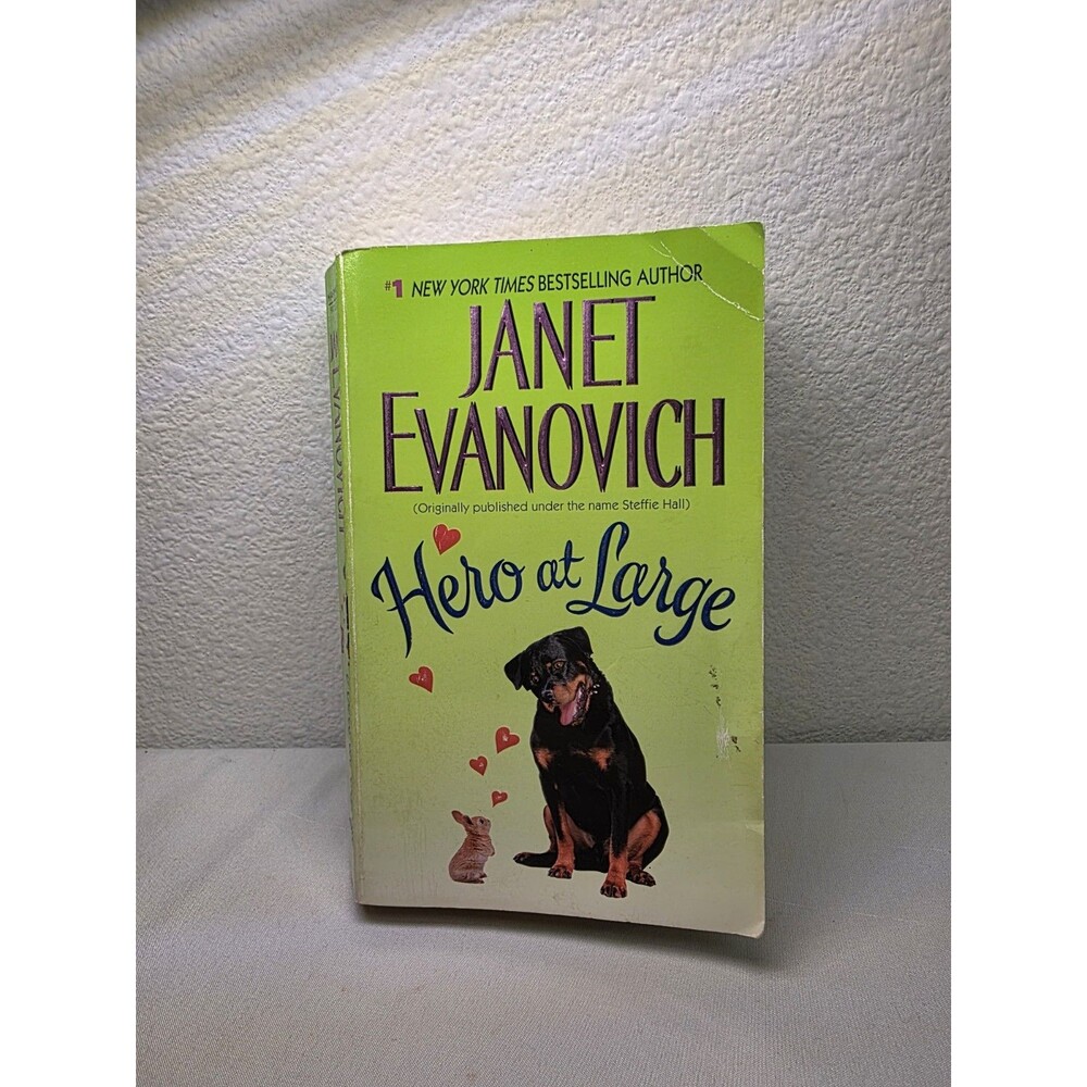 Hero at Large Paperback Janet Evanovich